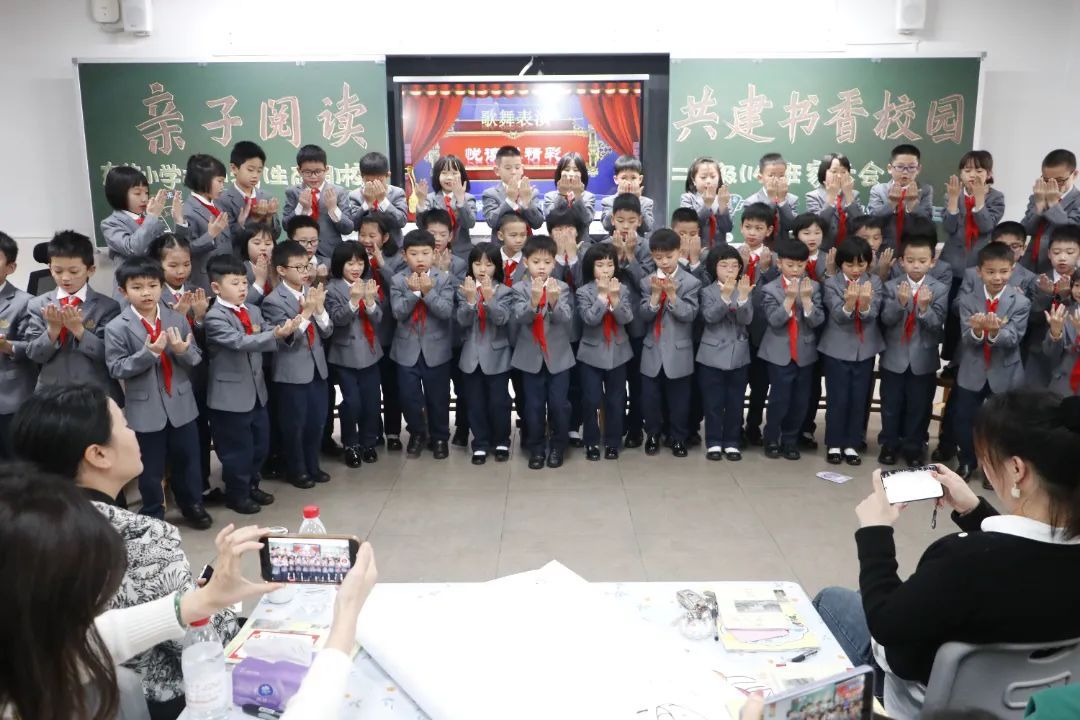 1F6E3