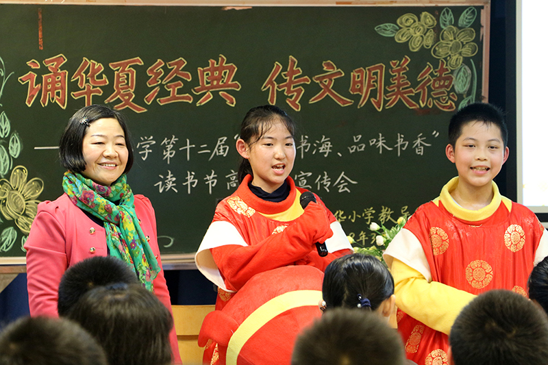 2 两位录音同学身穿卡通服与现场同学们进行互动.JPG